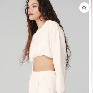 ALO Yoga Cream Ivory Tailored Crop Crew Neck XS excellent Condition XS